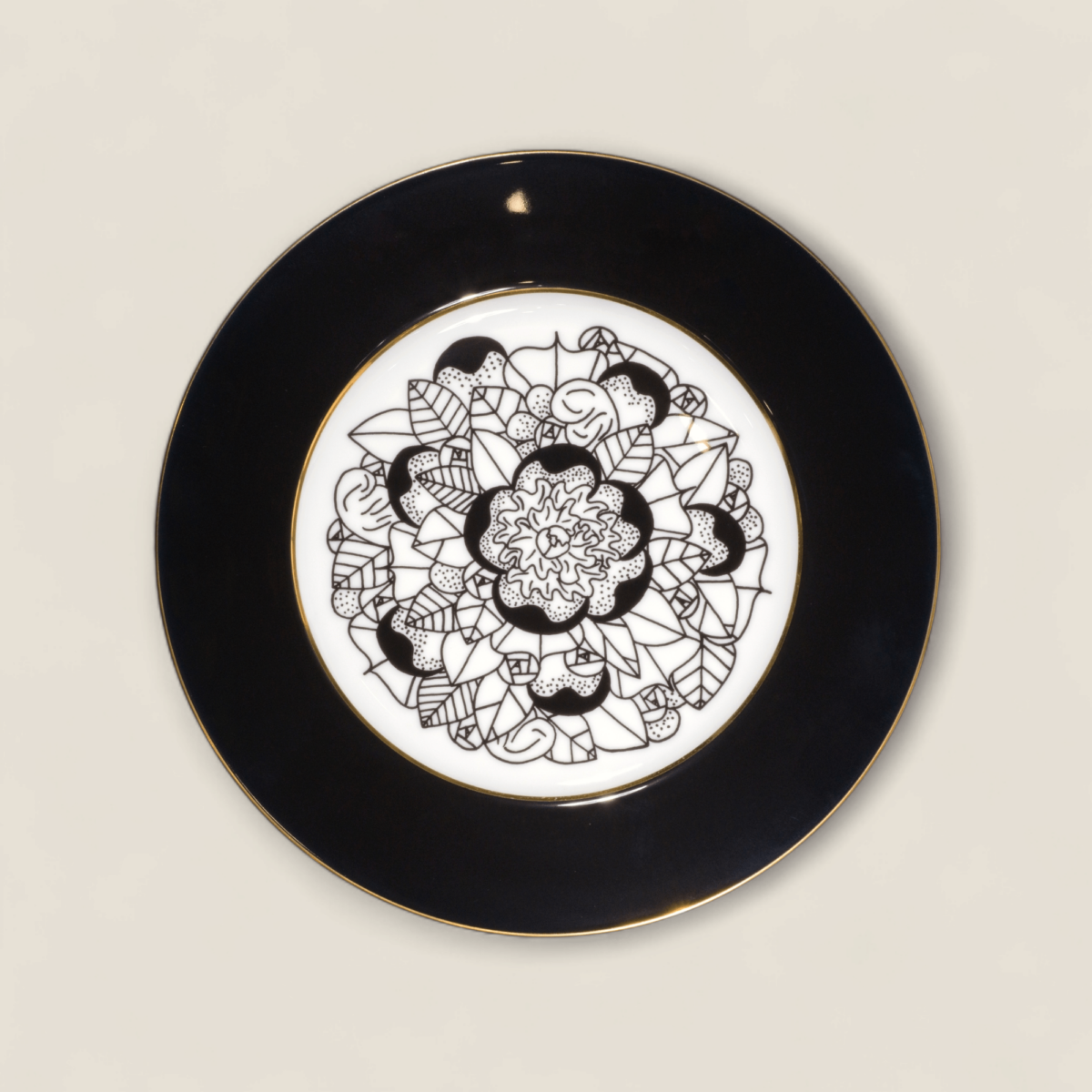 Avec une cuisson « grand feu », une symbiose parfaite entre la porcelaine et le dessin de Pierre Guillonneau.