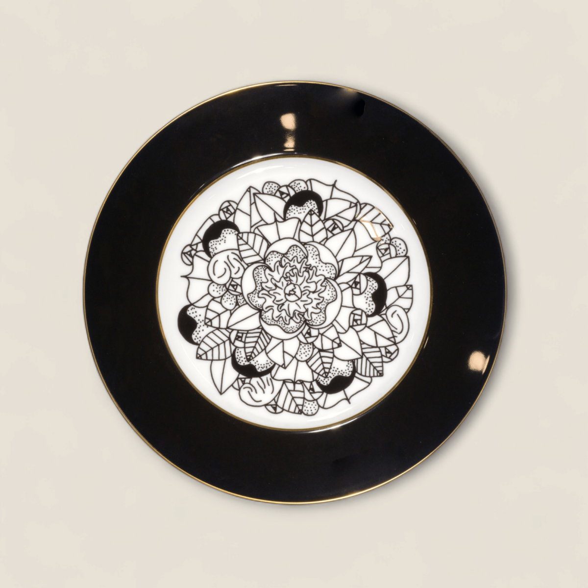 Ce contraste entre le noir intense et les touches d’or crée un effet visuel saisissant et prestigieux. Le centre de chaque assiette Corsica devient un point focal, attirant le regard et ajoutant une touche de mystère et de grandeur à la table.